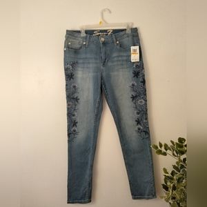 SOLD NWT Seven7 Medium Wash Mid Rise Floral Embroidered Skinny Jeans
